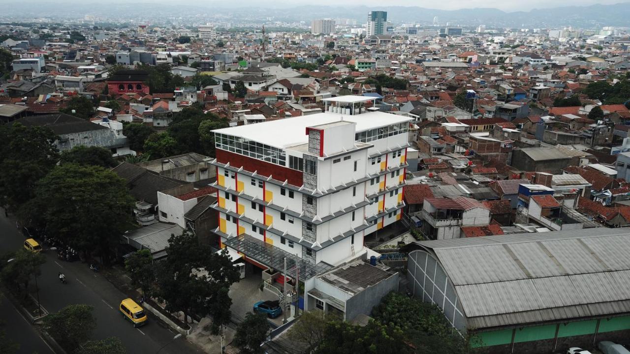 Front One Hotel Pasir Koja Bandung Exterior foto